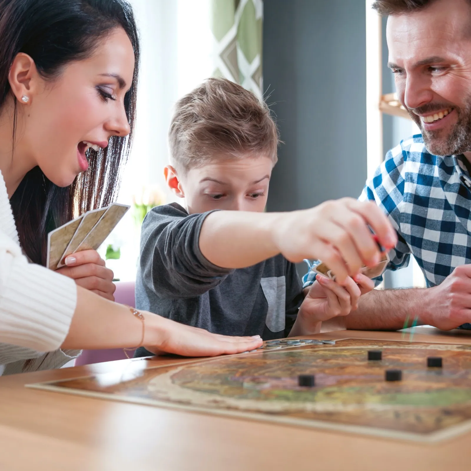 Personnes jouant à un jeu de société